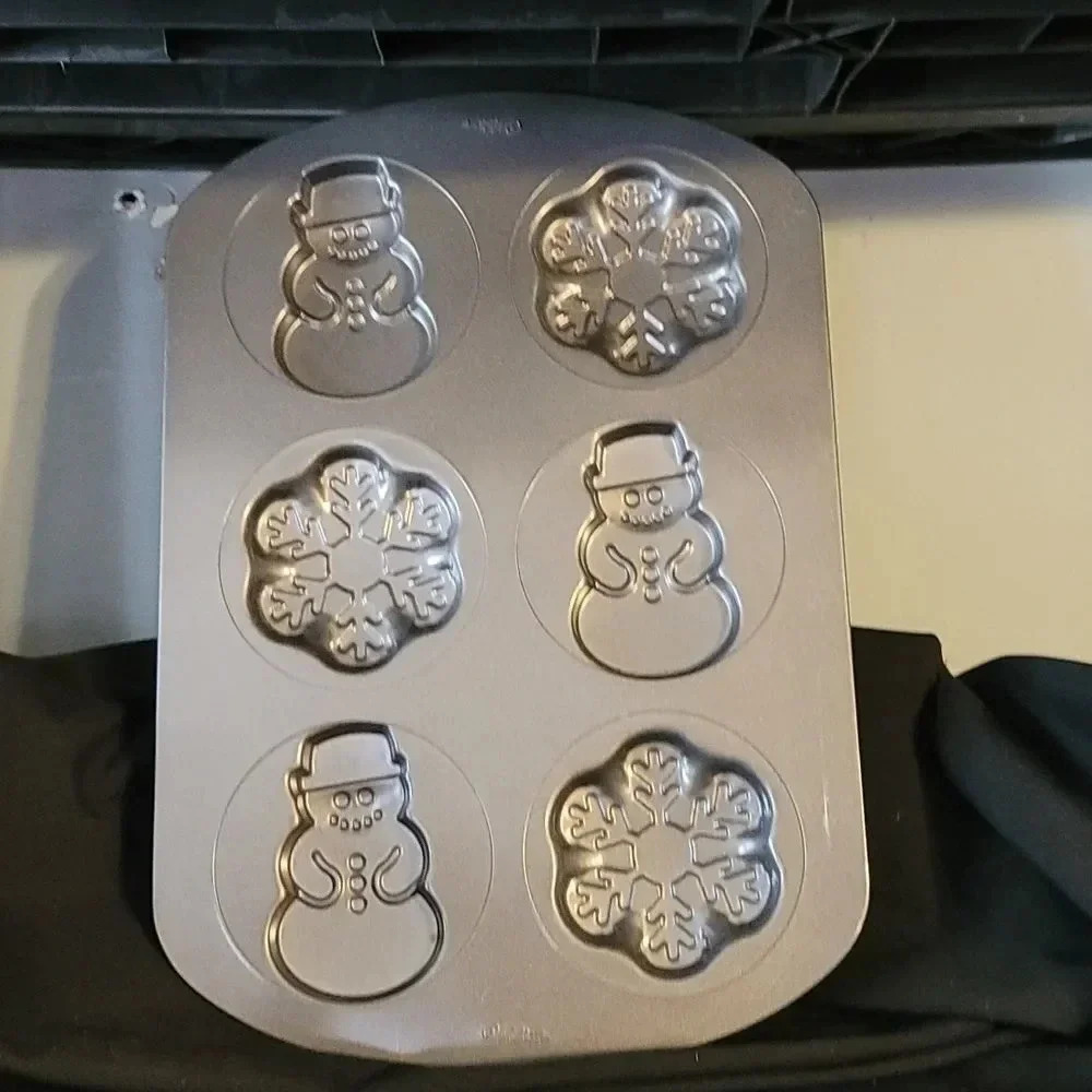 Wilton Cookie pan Snowman and Christmas  wreath New
